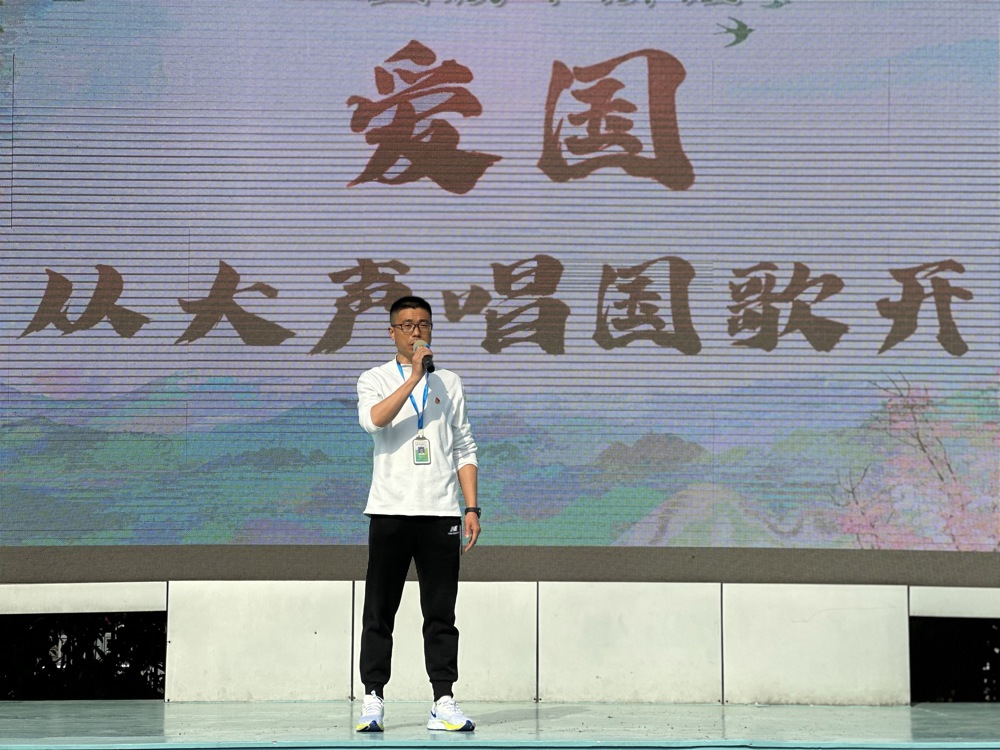 办公室刘主任作“爱国，从大声唱国歌开始”国旗下讲话