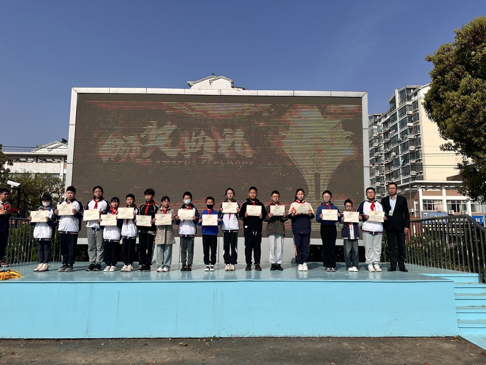 金校长为“学雷锋小标兵”颁发证书