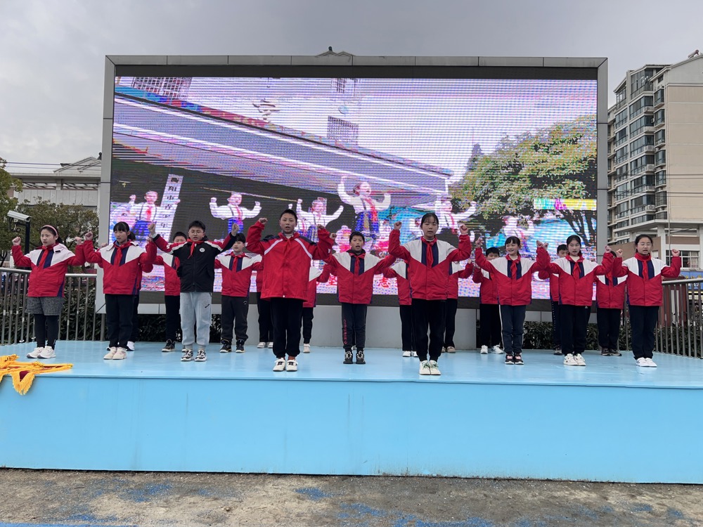 六（1）班学生表演歌曲《学习雷锋好榜样》