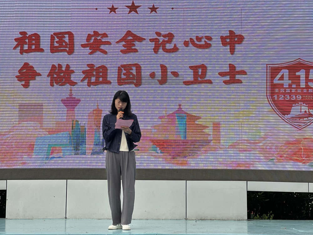 教导处杨副主任作“祖国安全记心中 争做祖国小卫士”国旗下讲话