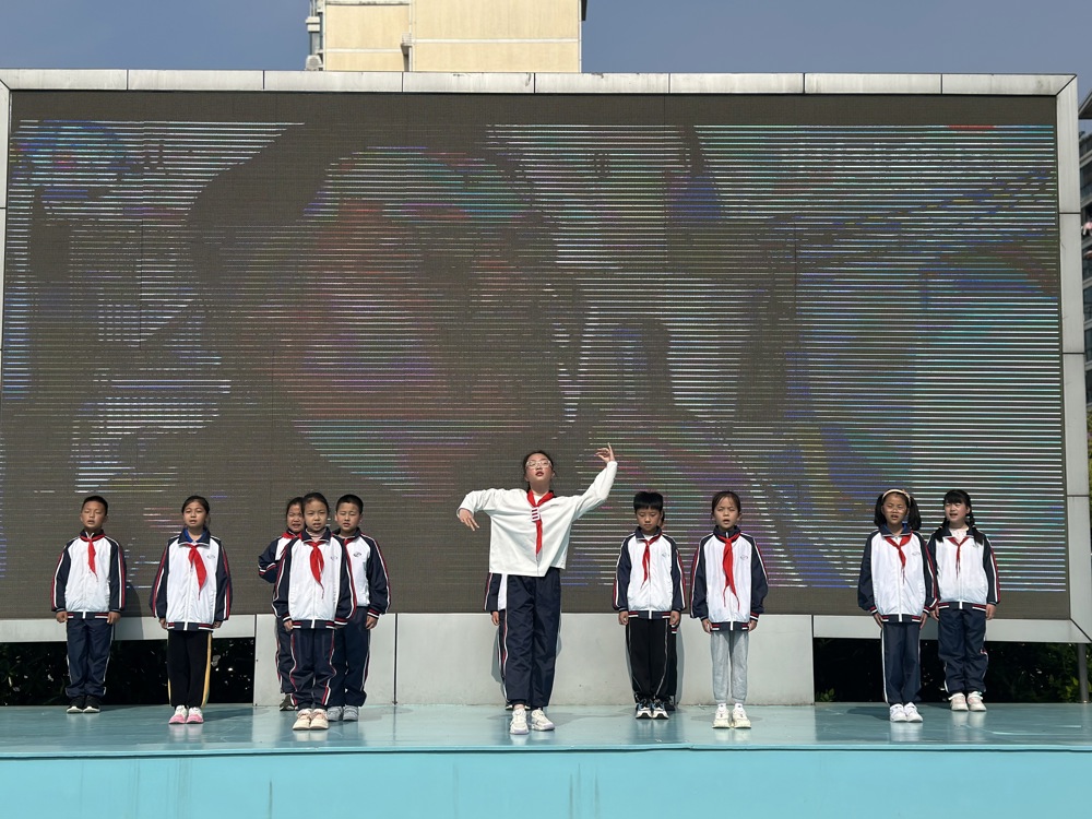 三（2）班学生表演歌舞《天亮了》