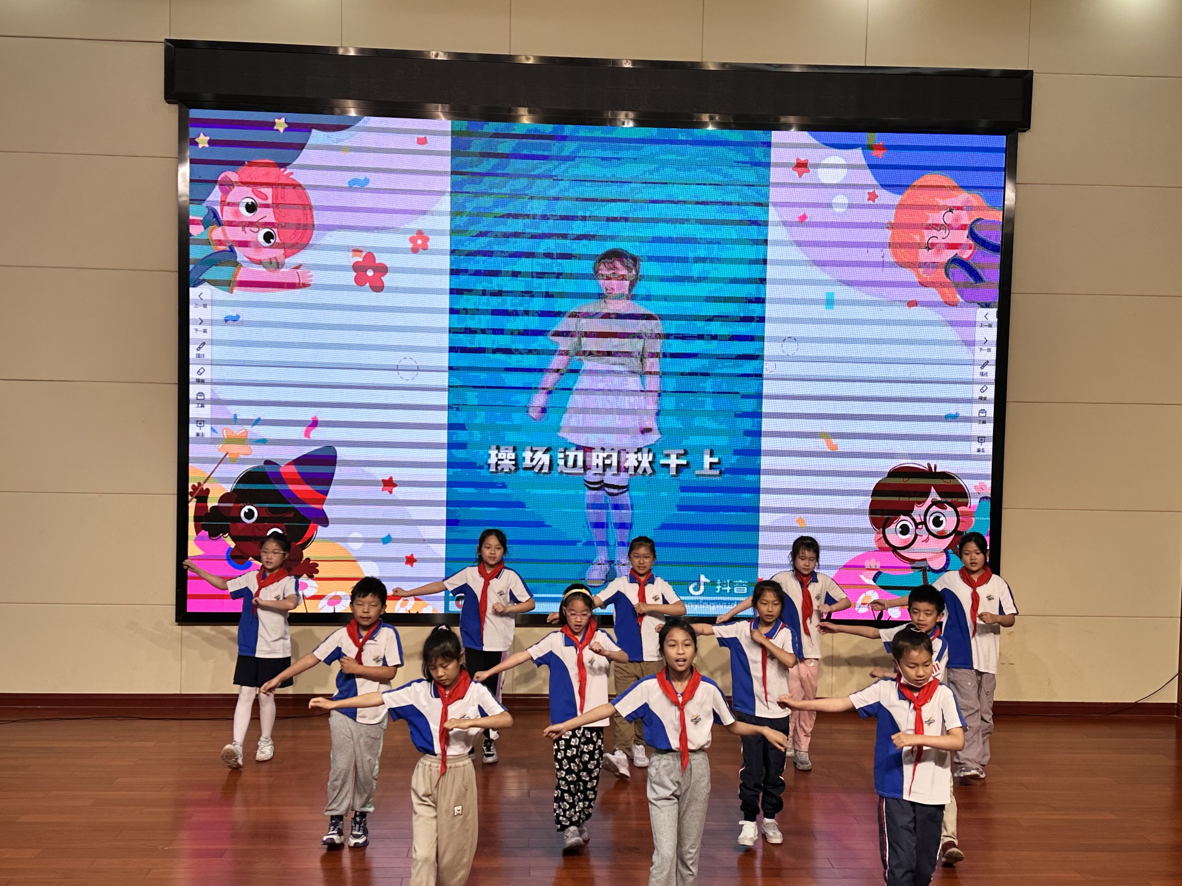 三（5）班同学表演歌舞《童年》