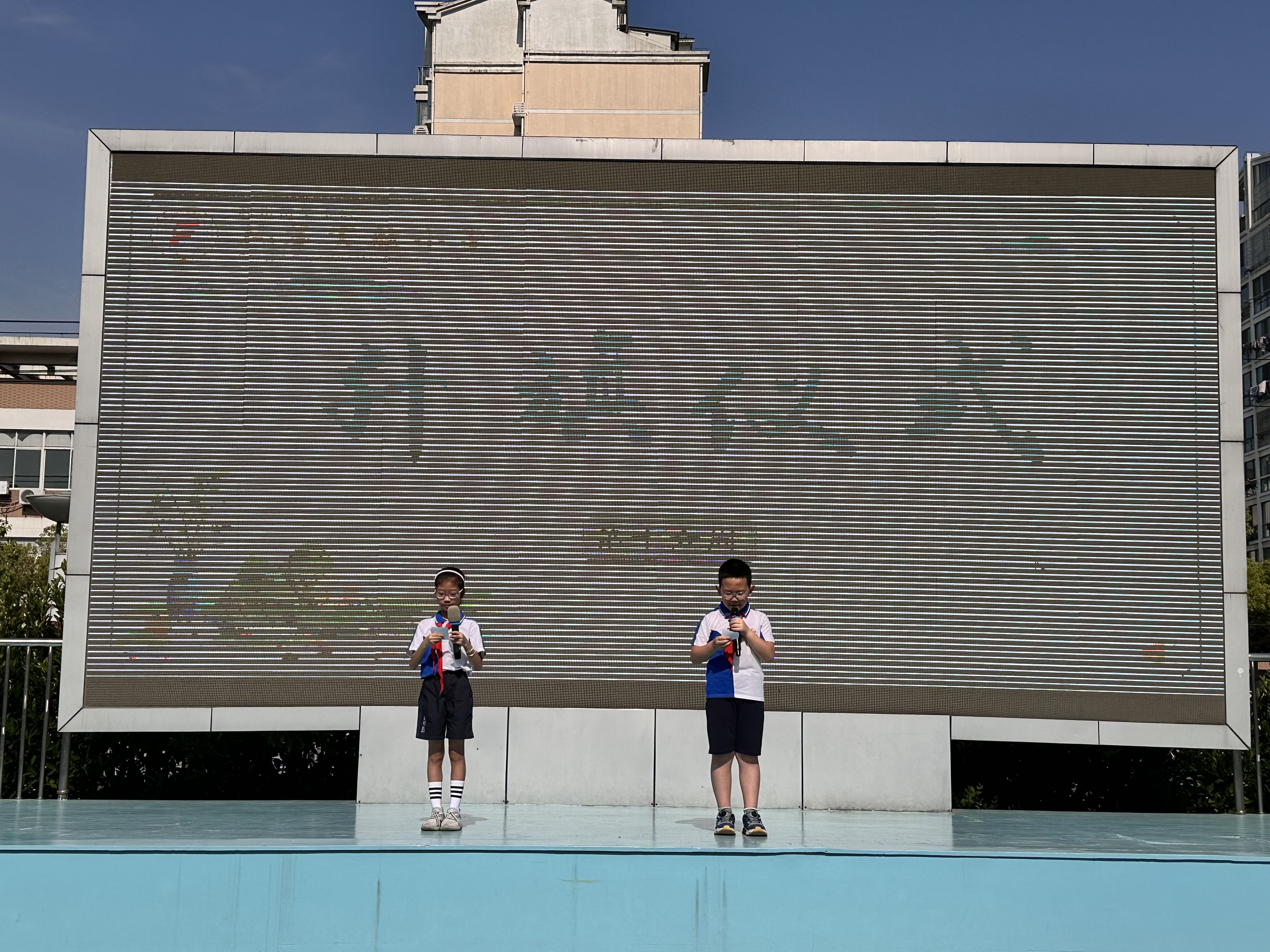 三（6）班同学主持第十六周升旗仪式