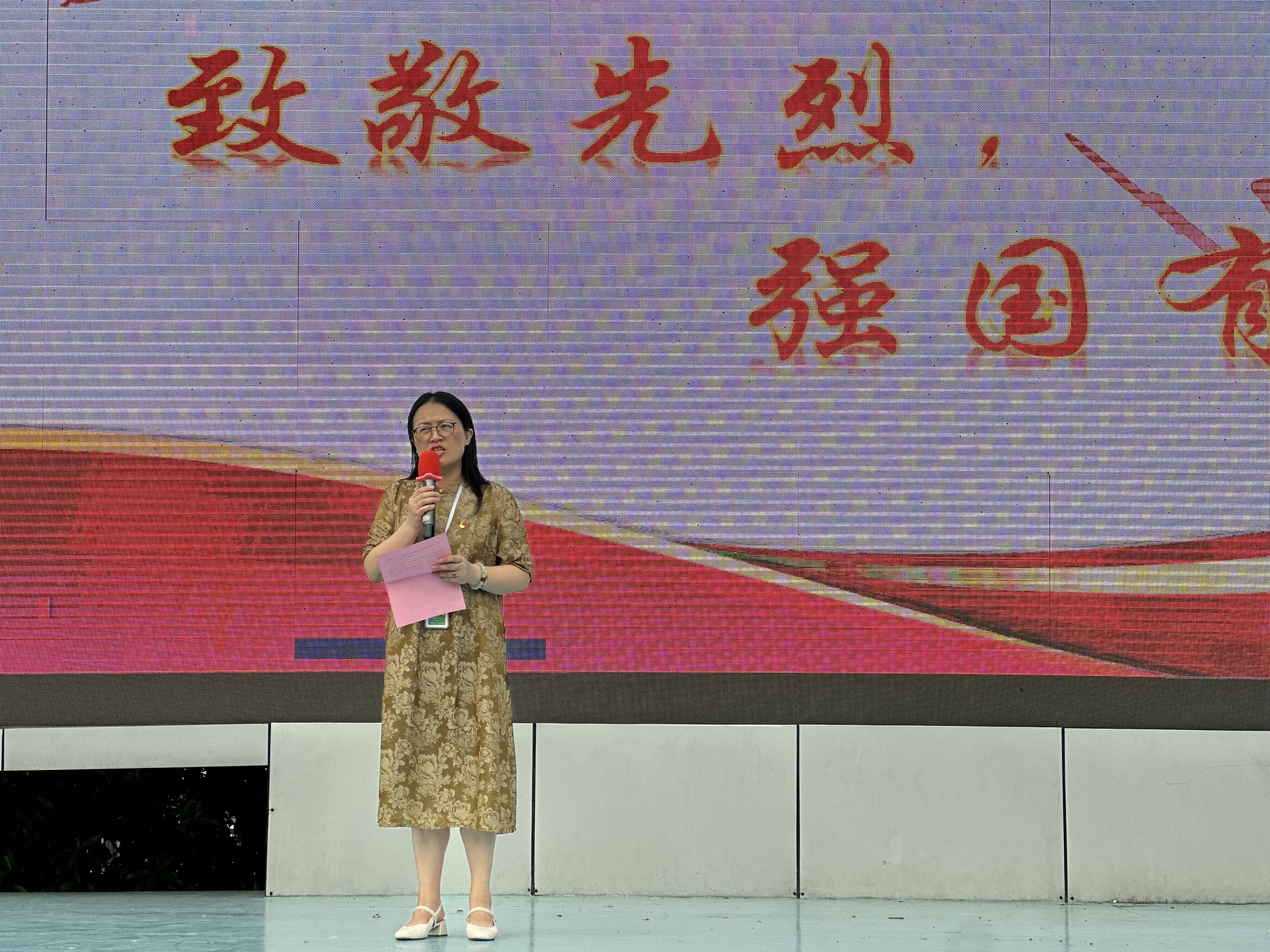 柳副校长作《致敬先烈 强国有我》国旗下讲话。