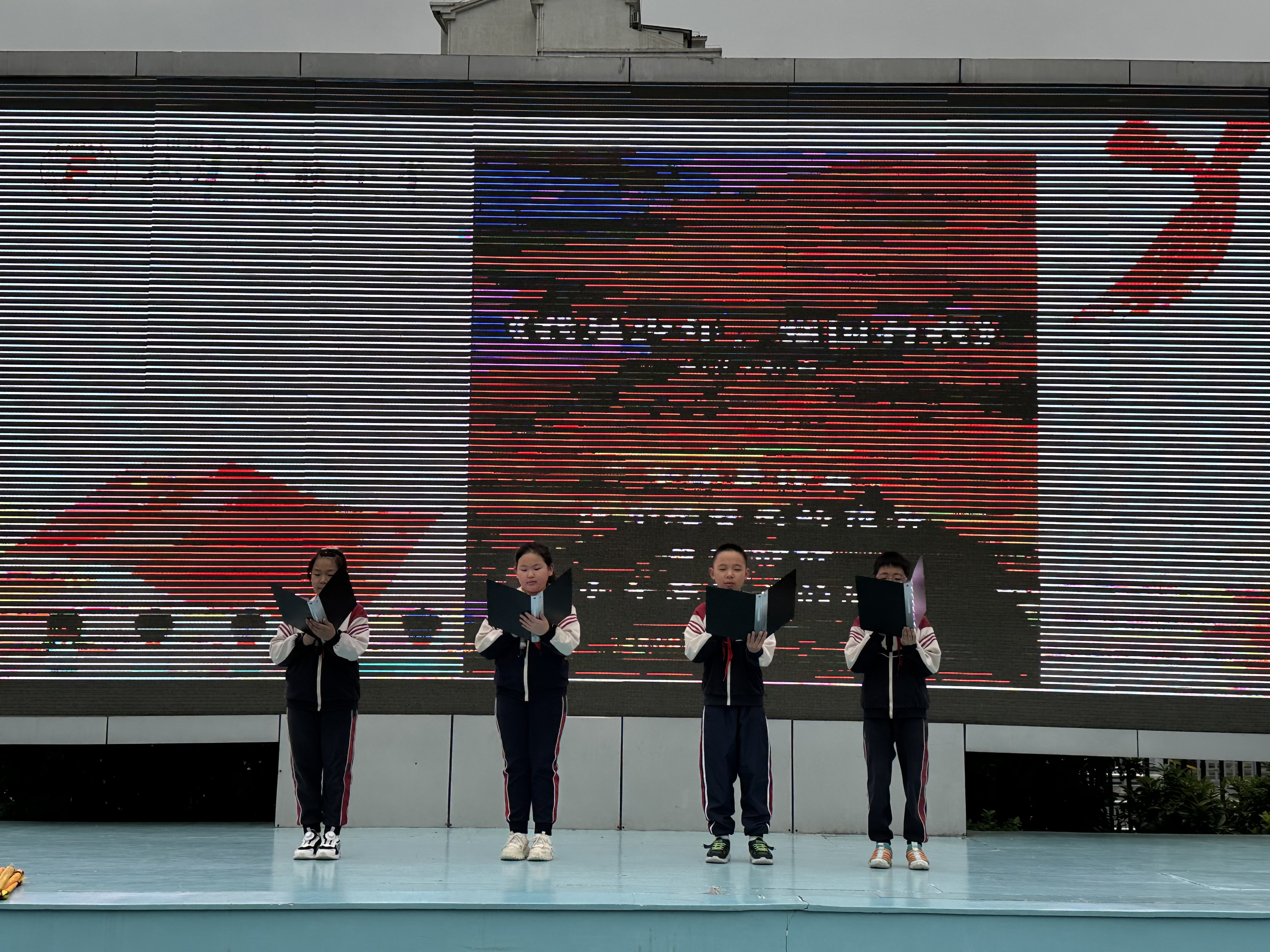 四（4）班表演朗诵《我是少年，强国有我》