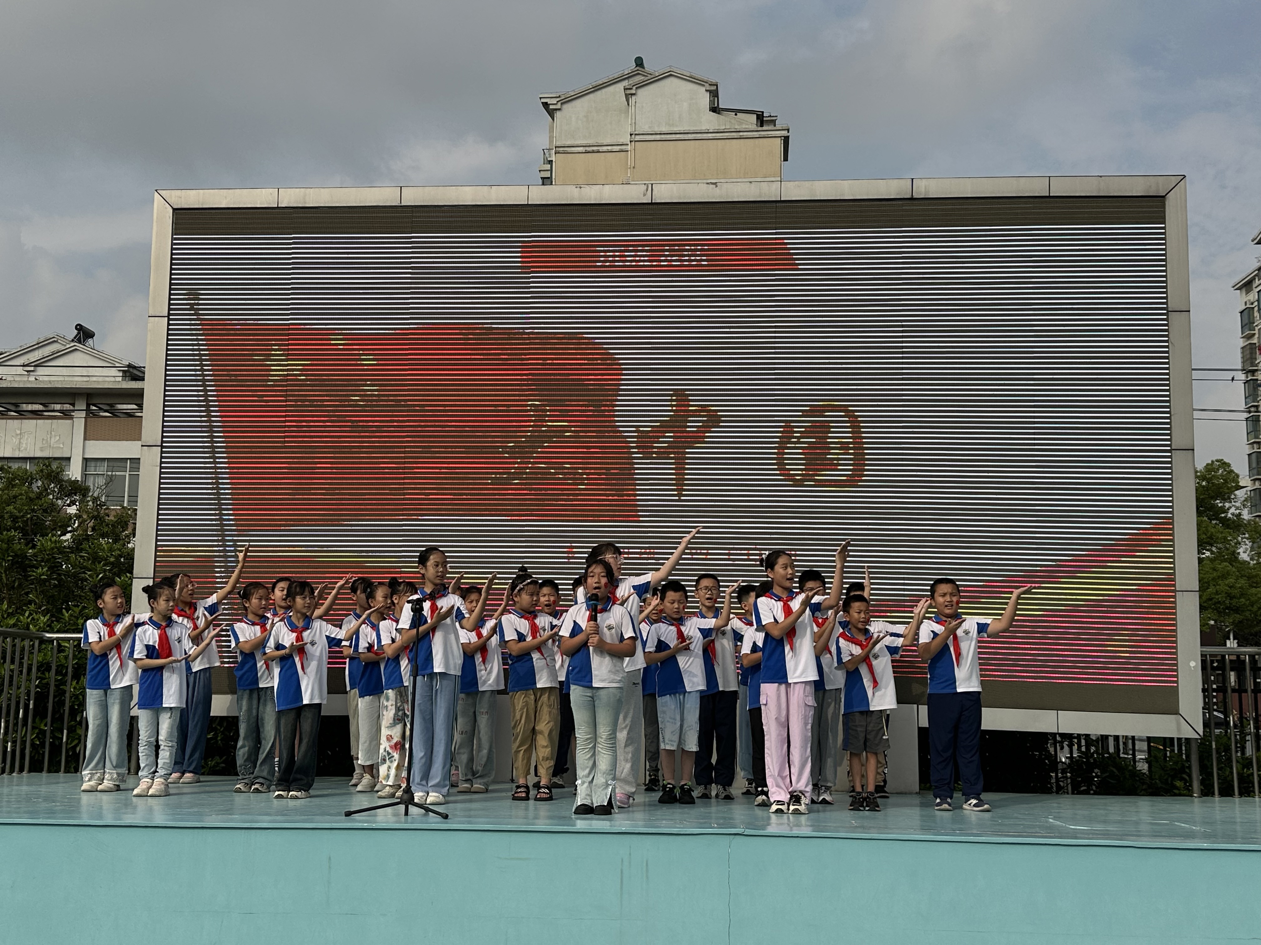 四（3）班同学表演歌曲《大中国》。