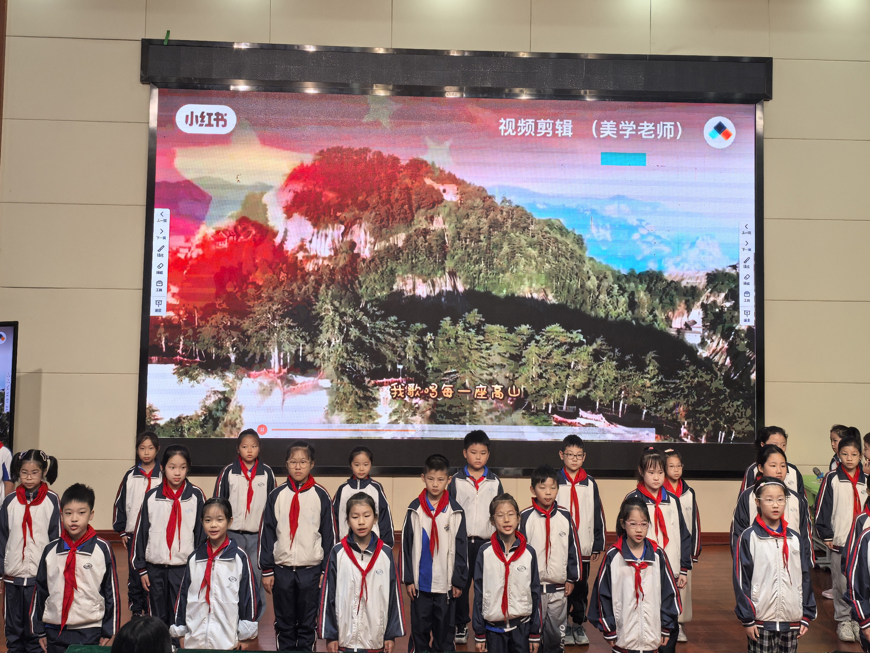 四（5）班同学演唱歌曲《我和我的祖国》