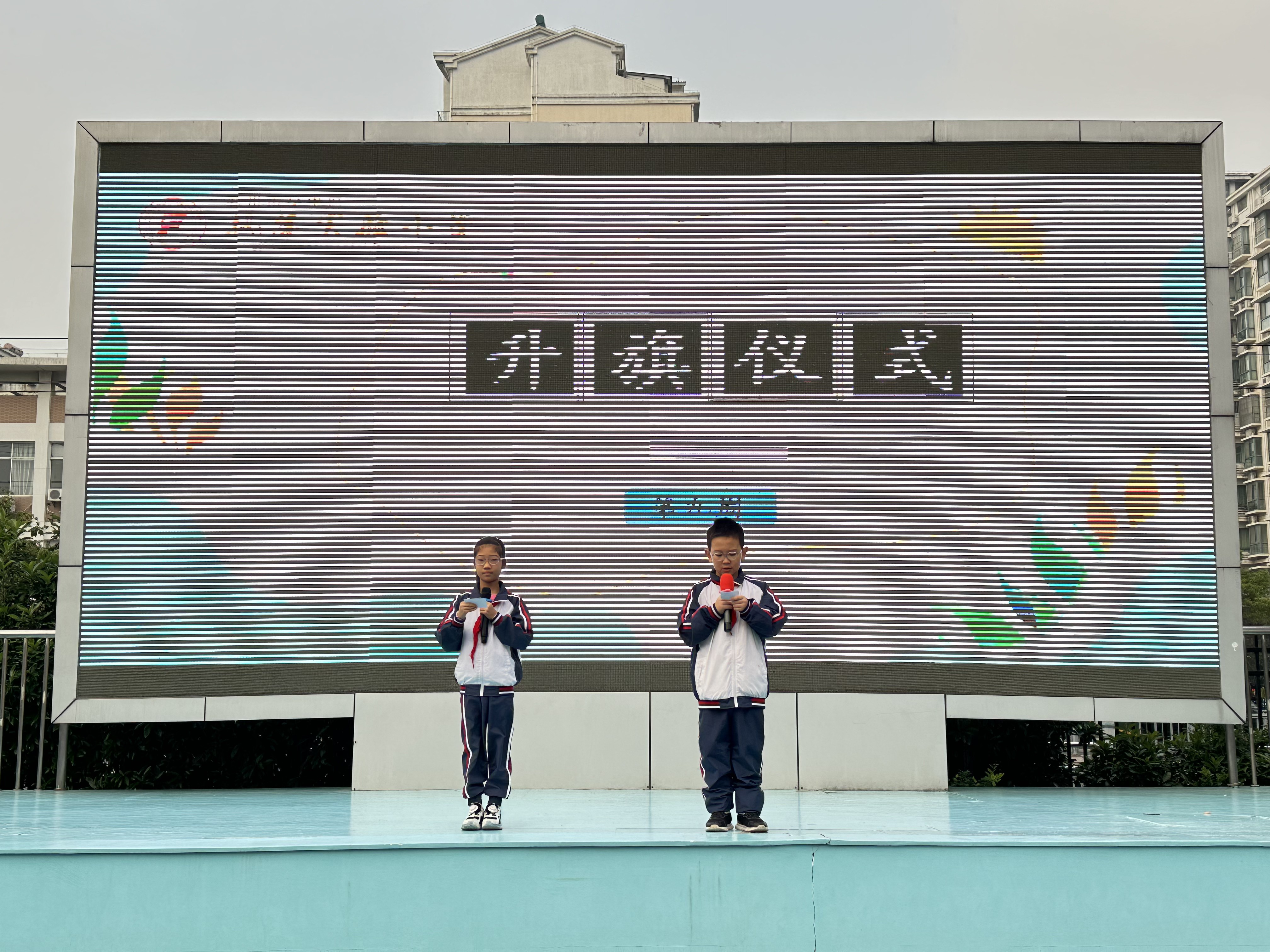 四（6）班同学主持第九周升旗仪式