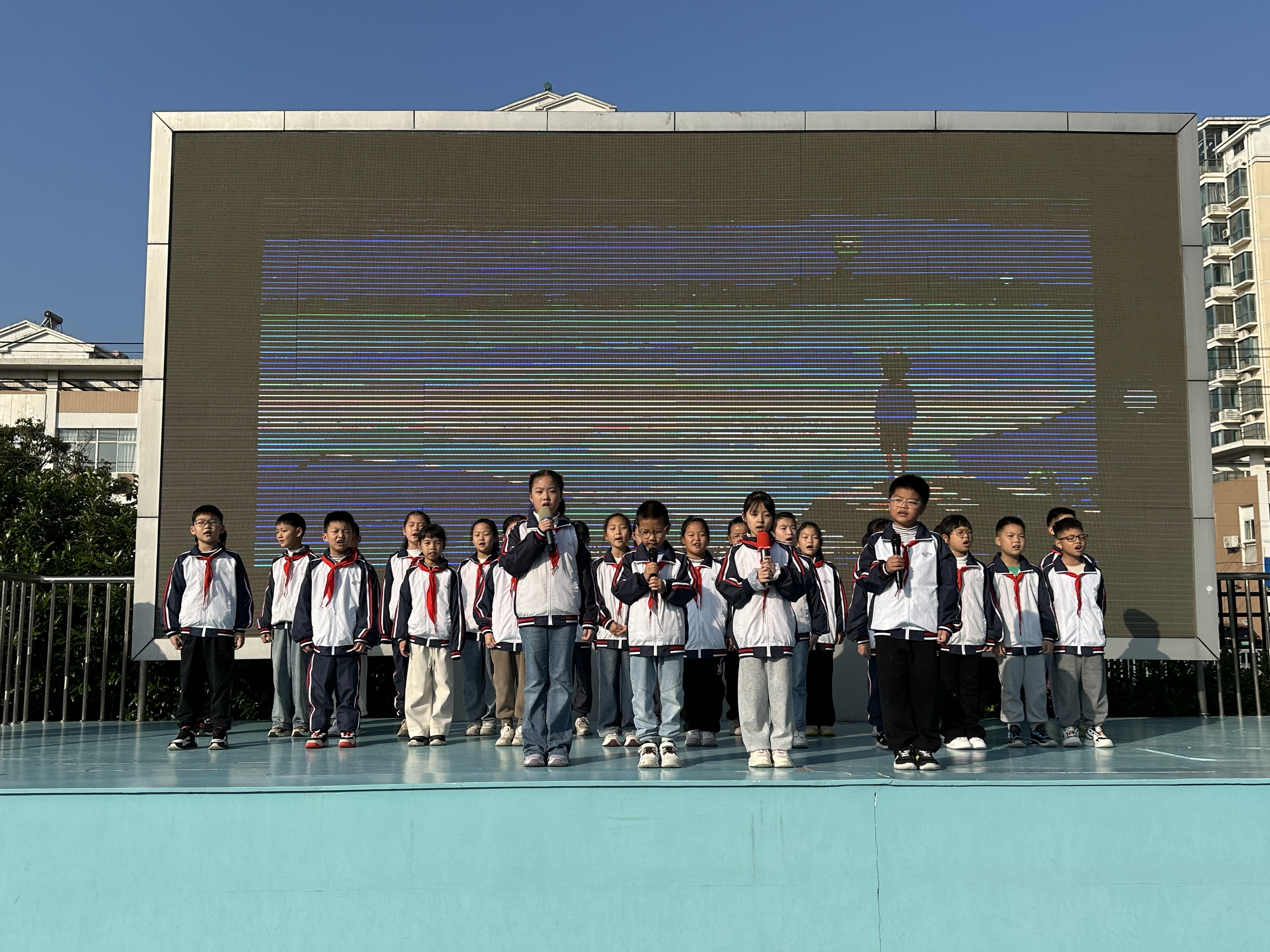 三（1）班同学表演歌曲《少年的你啊》