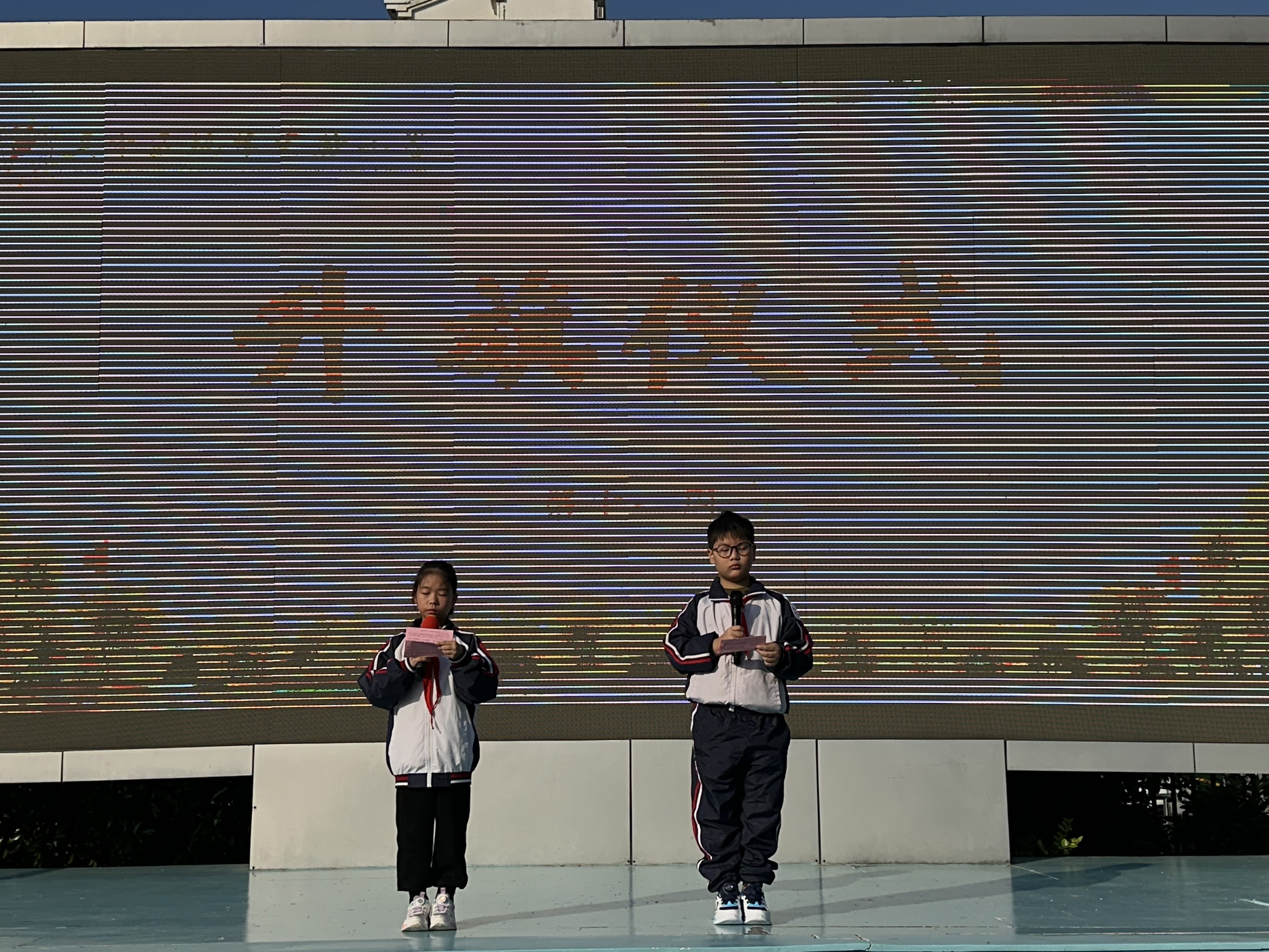 三（1）班同学主持第十一周升旗仪式