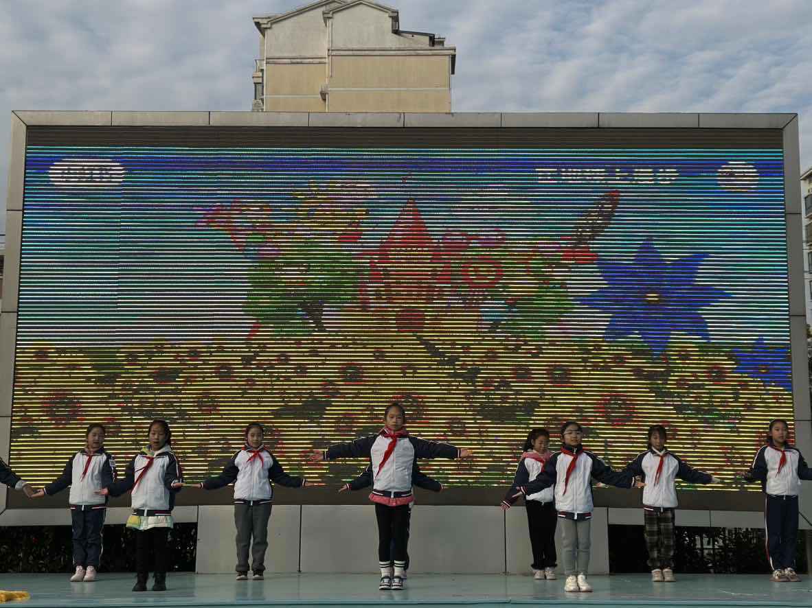 三（5）班同学表演舞蹈《祖国的花朵》