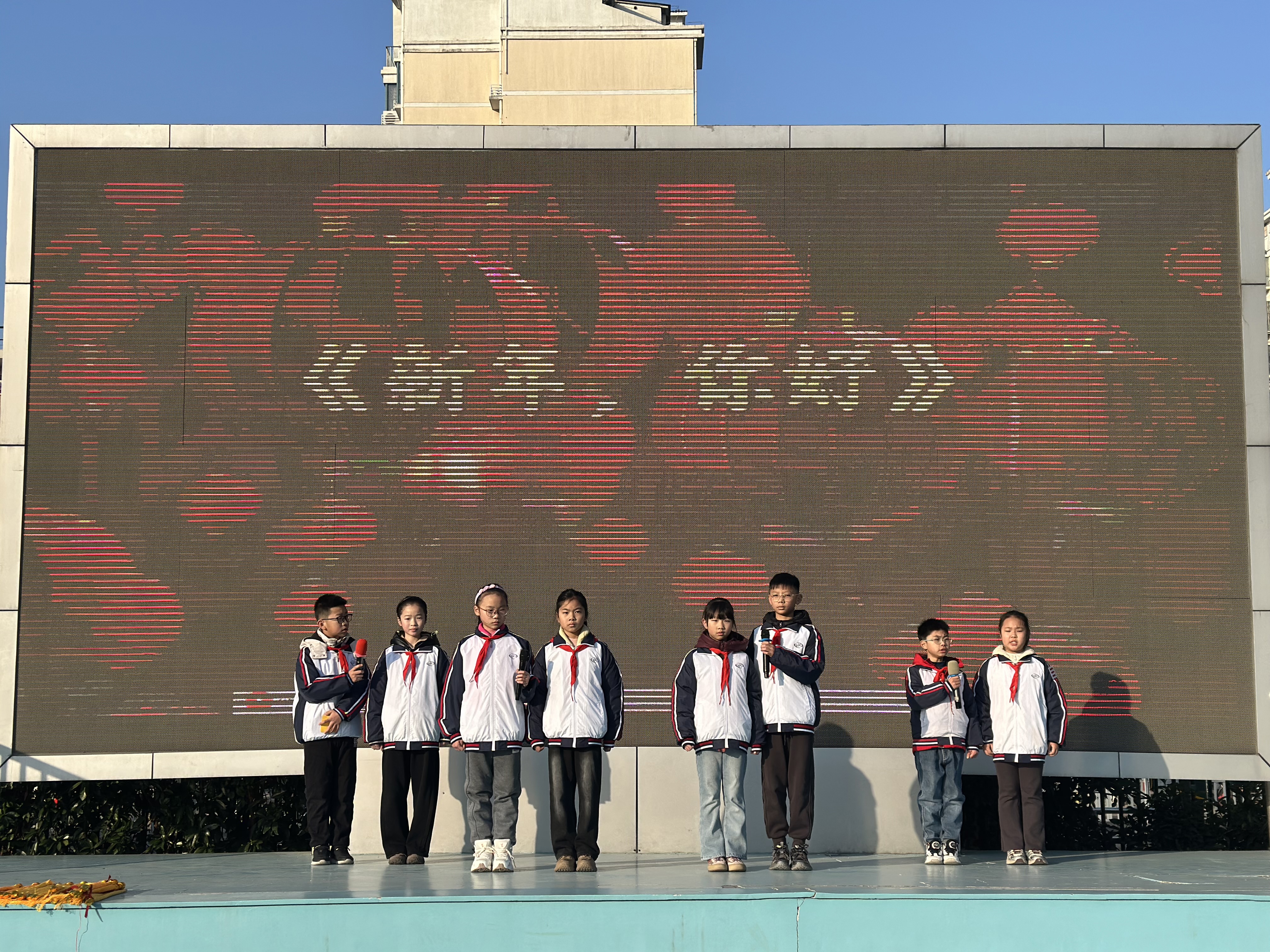 五（3）班同学带来朗诵《新年，你好》