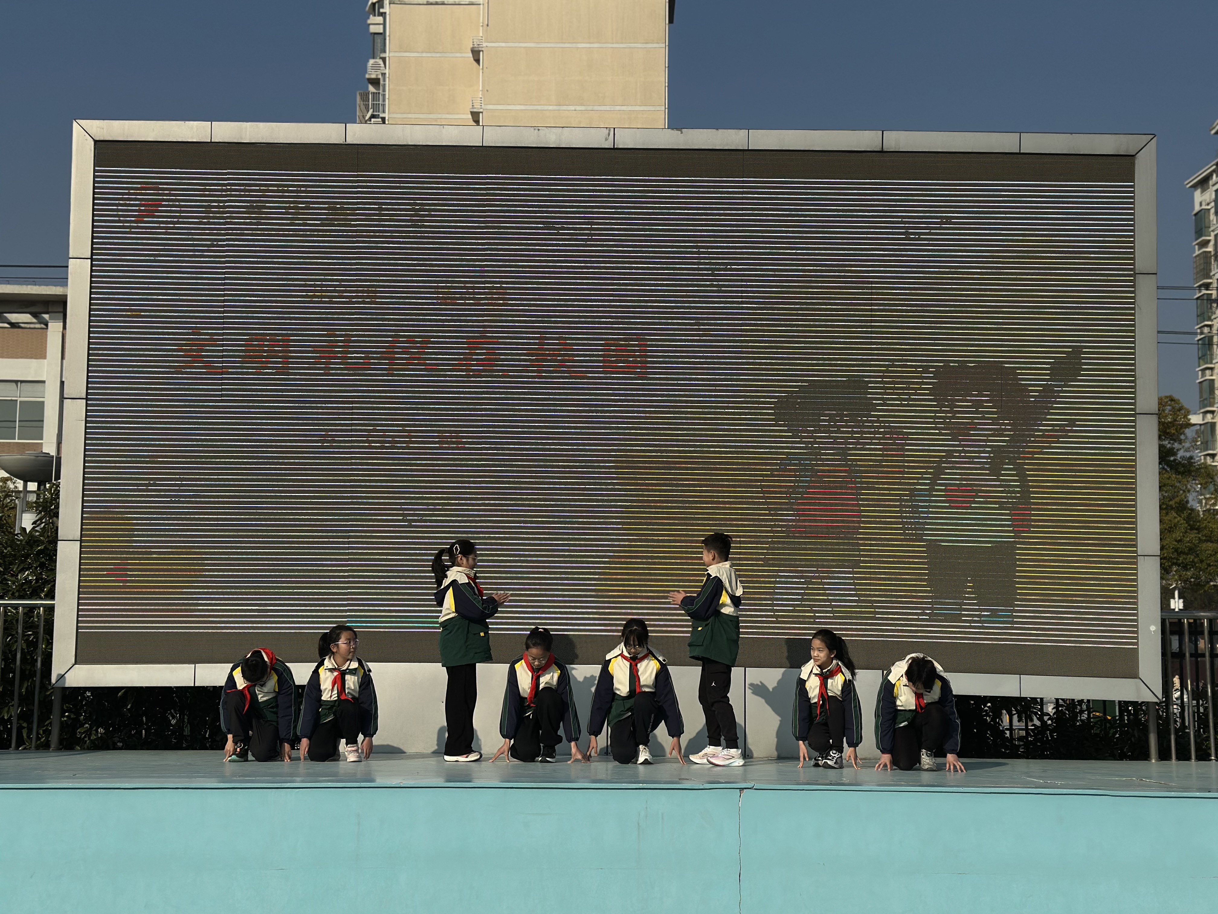 五（5）班学生表演歌舞《文明礼仪在校园》