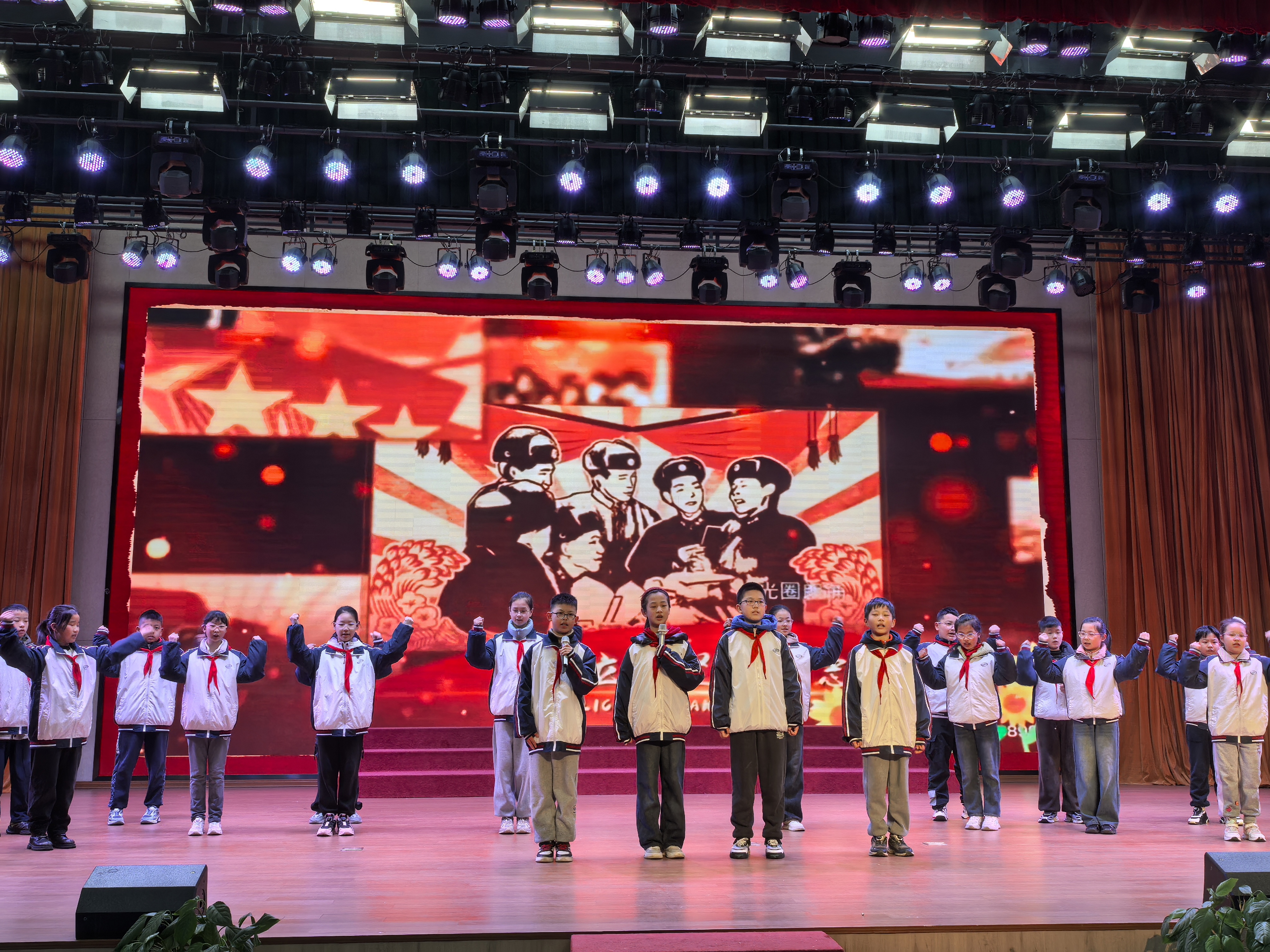五（6）班同学表演歌舞《学习雷锋好榜样》