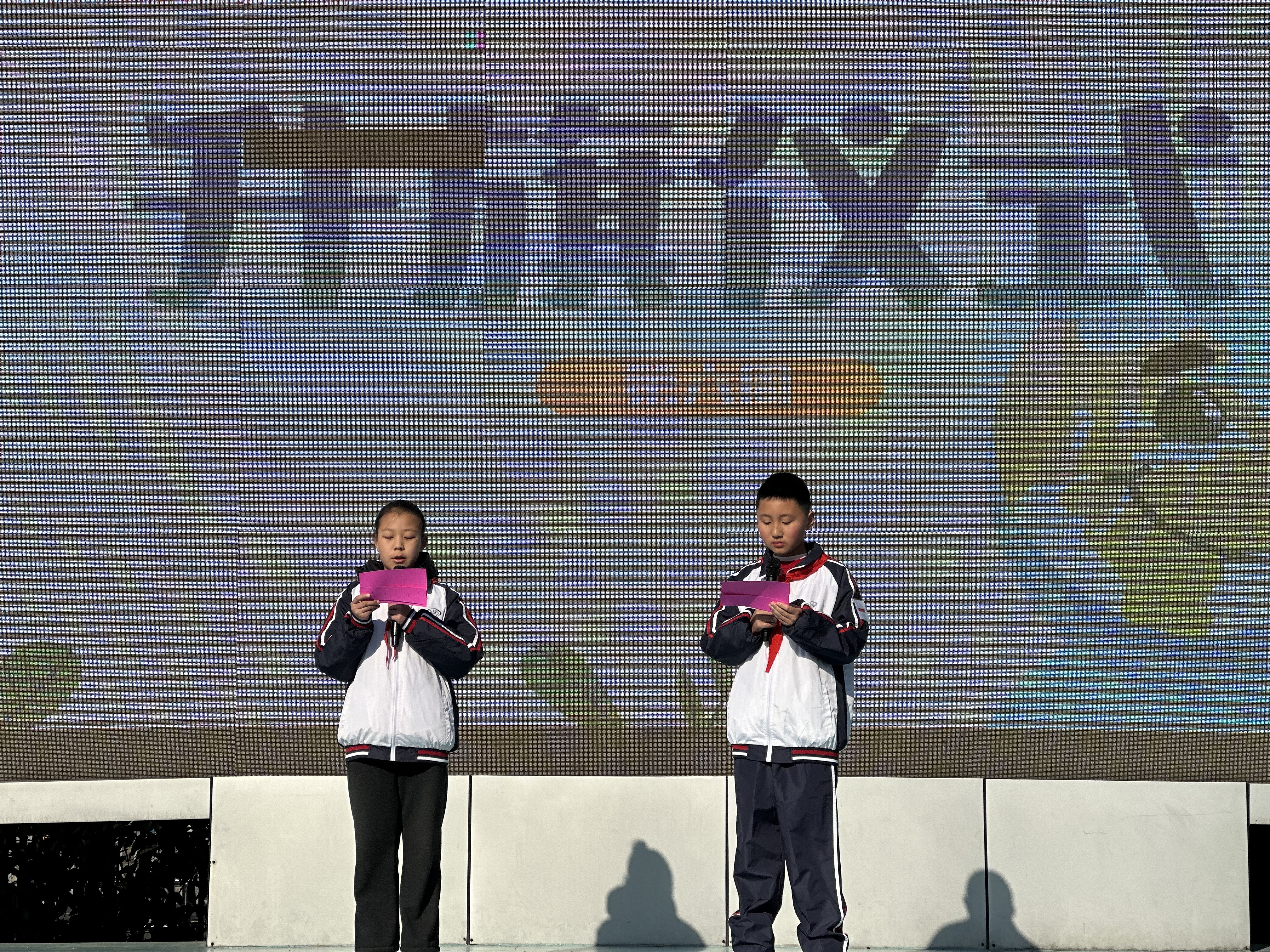 六（1）班学生主持第六周升旗仪式