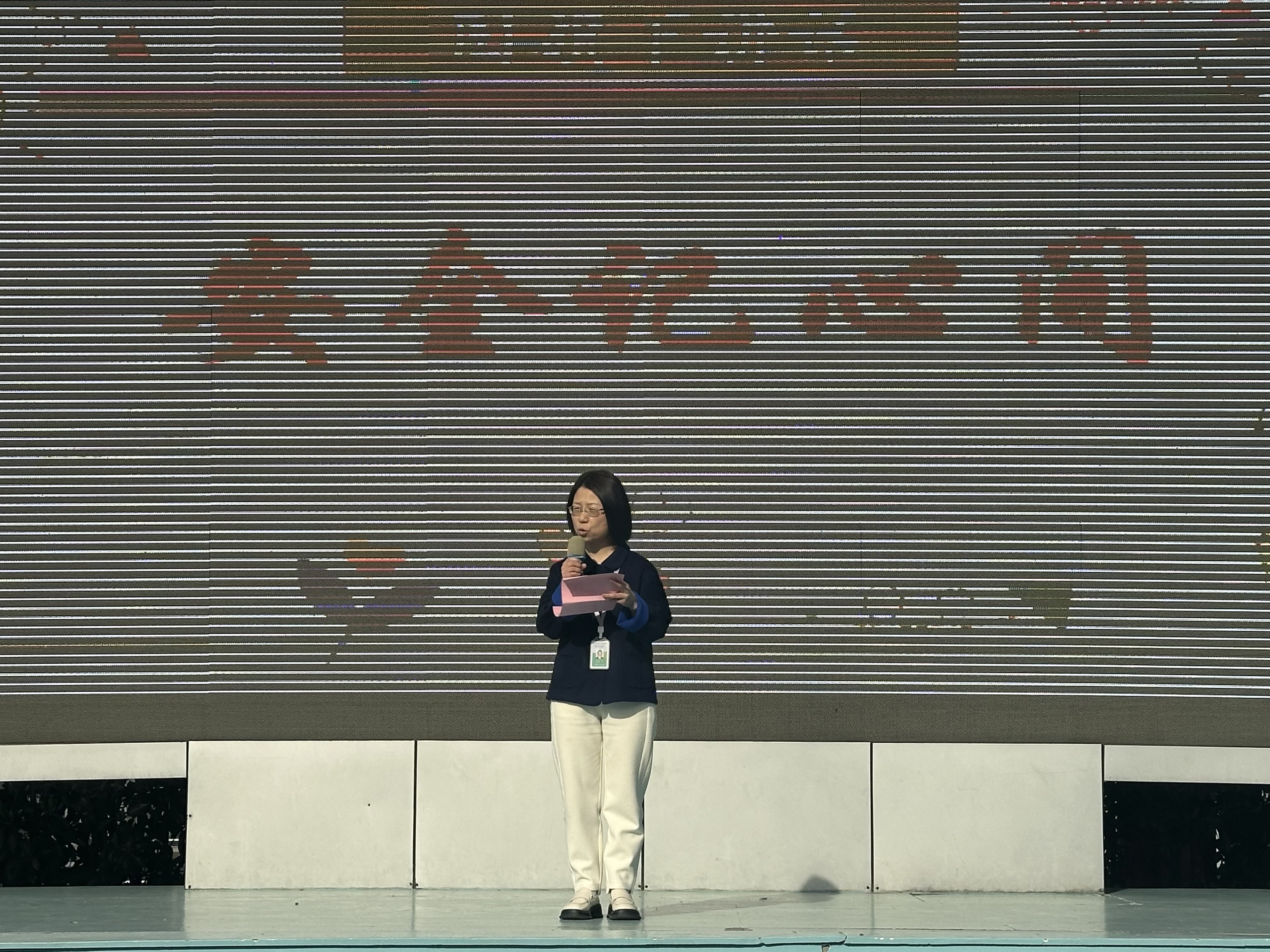 陆萍校助作《安全记心间》国旗下讲话