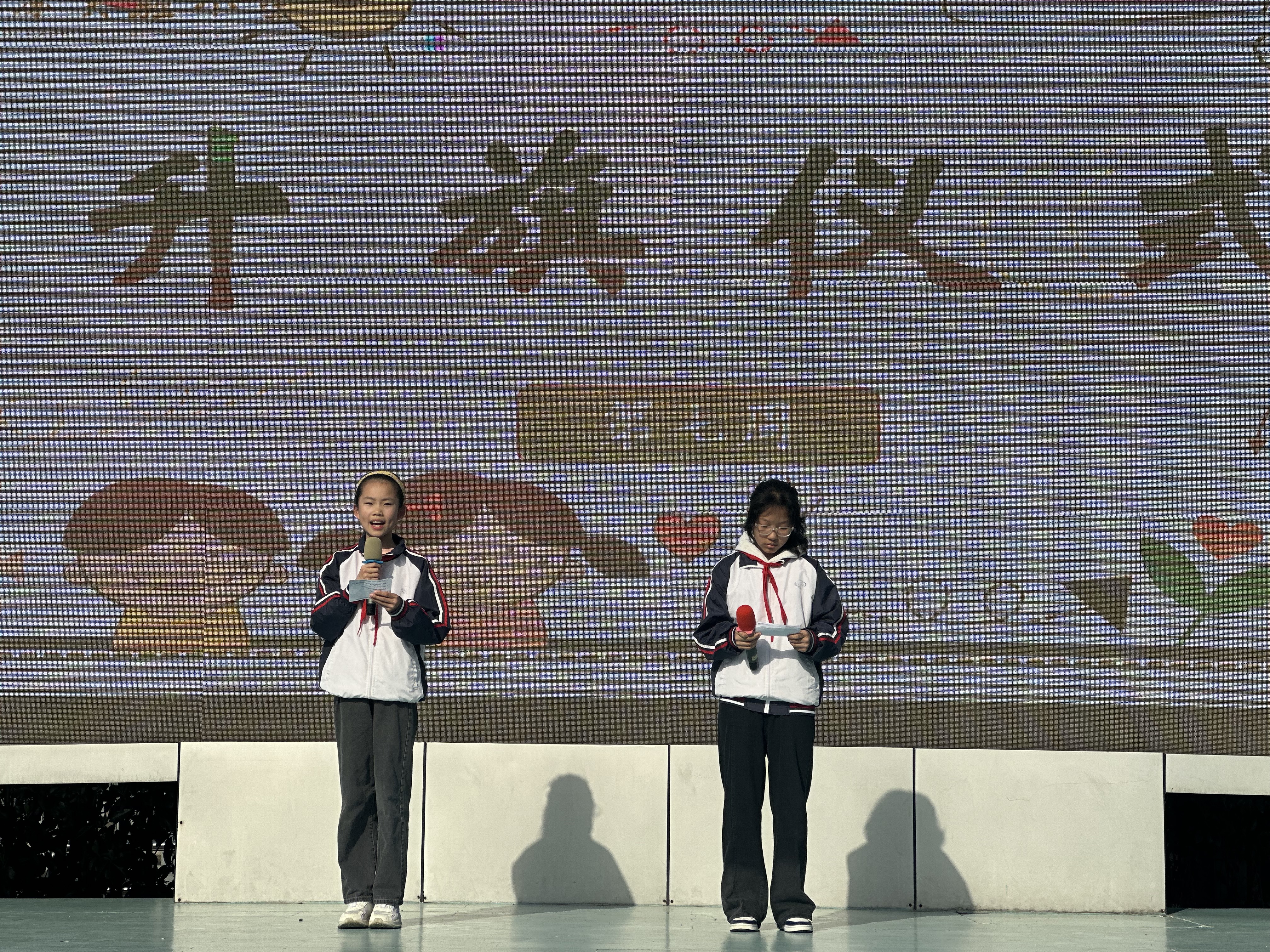 六（2）班学生主持第七周升旗仪式