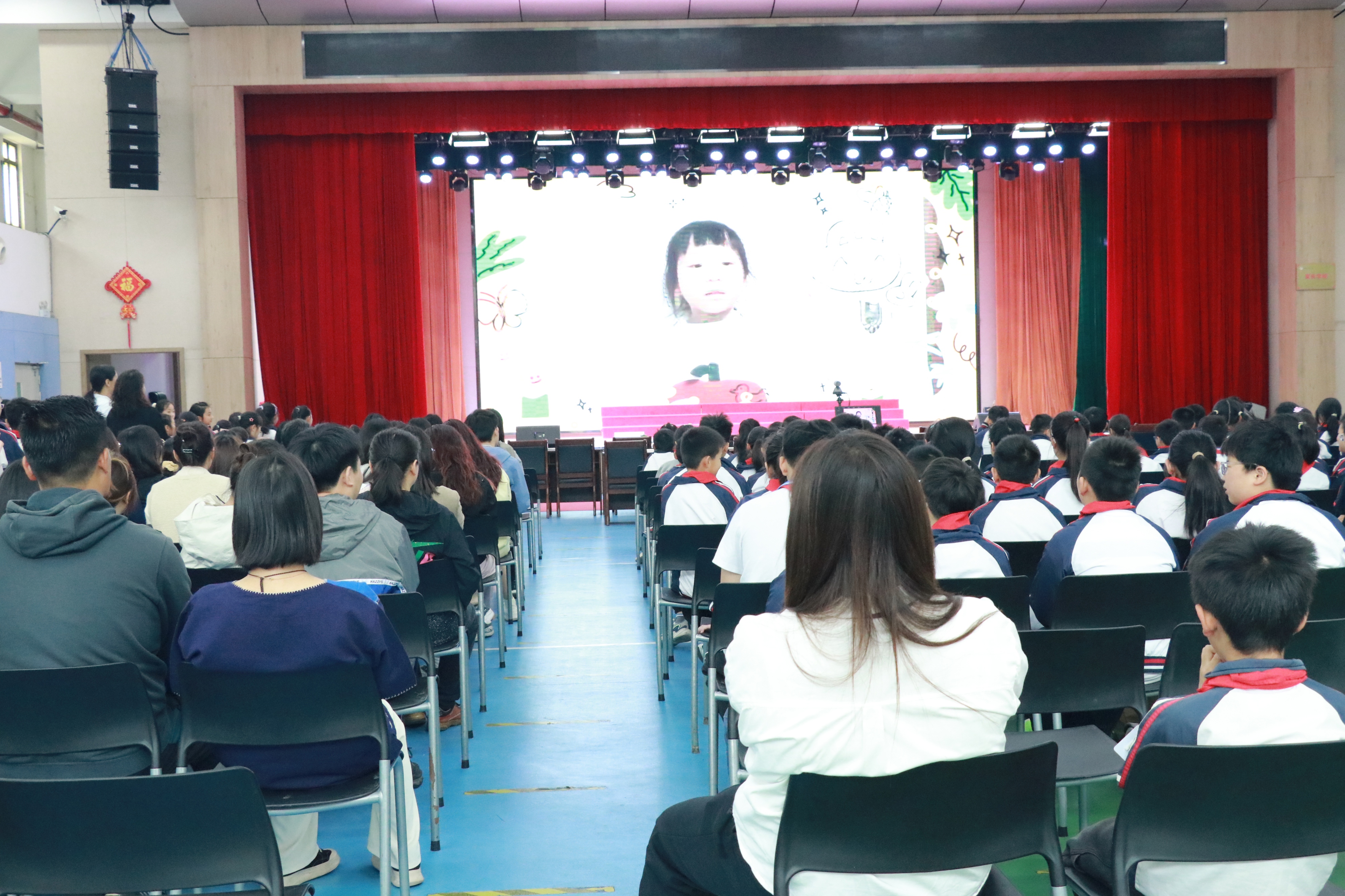 全体师生观看视频《我的班主任》，回忆班主任与学生的点点滴滴