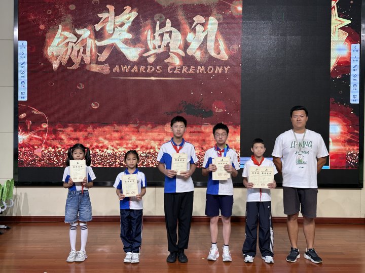 体育组吴老师为参加苏州市体育联赛的选手颁奖