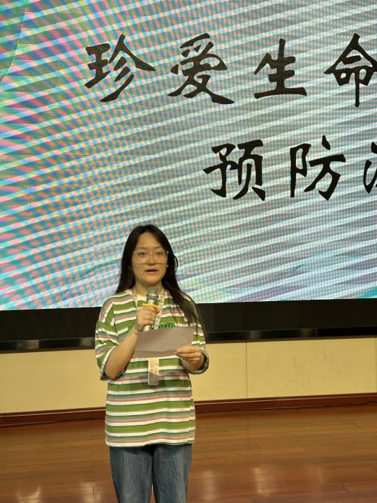 少总部黄老师作《珍爱生命 预防溺水》国旗下讲话