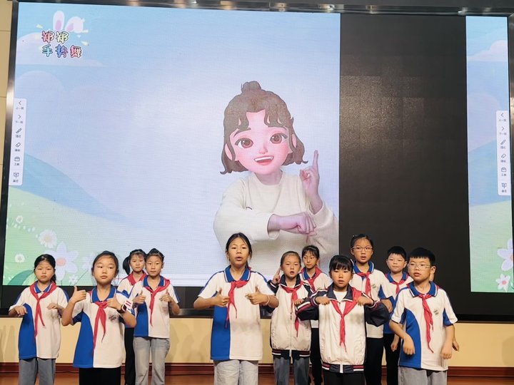 三（2）班学生表演手势舞爱眼操
