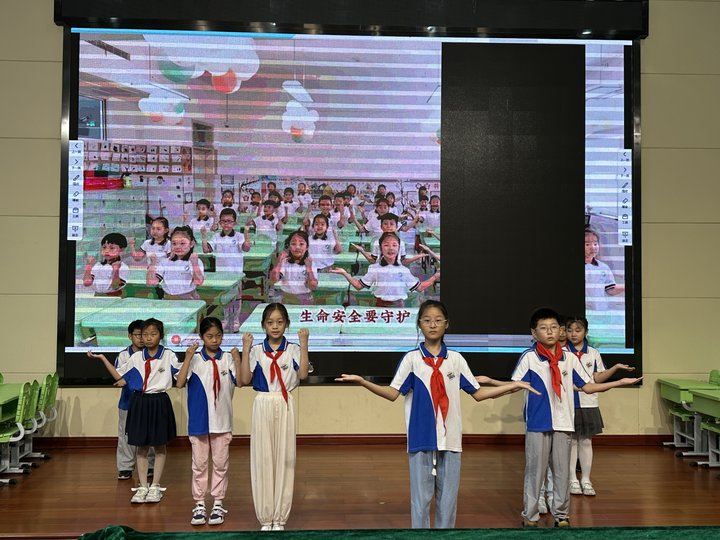 三（3）班学生表演手势舞